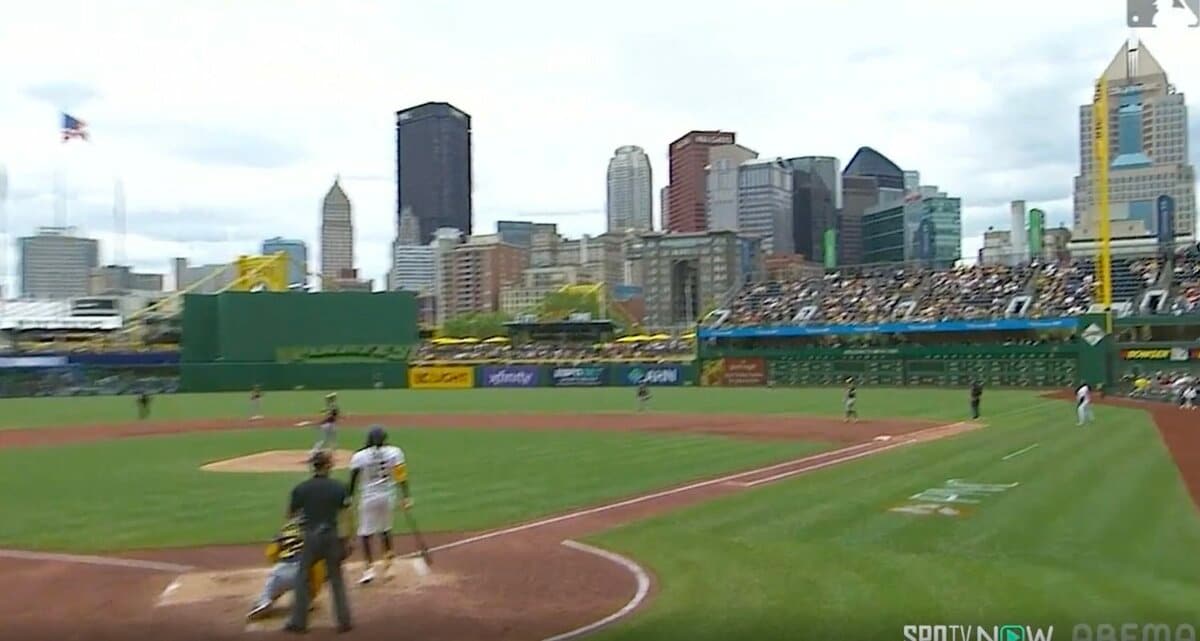 川に“爆速着水”！ 怪物打者、“198キロ場外弾”でまさかの光景「怪我人