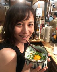 「イヒヒッ」比嘉愛未、飲食店での幸せそうな表情に”天使”と反響