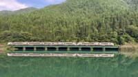 【映像】波のない湖面に映る列車が走る様子