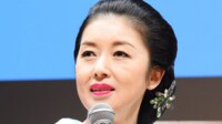 藤あや子(62)｢高校生ぐらいのお嬢さんかと…｣上下スウェット&サングラス&キャップ 若々しいスタイリングに絶賛の声