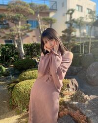 道重さゆみが“肩開きニットワンピ”の大胆コーデを公開し、「美しすぎる！」「天才的に可愛い」とファン大絶賛！