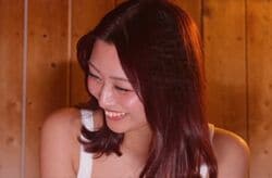 「やらしい目で見てないです…」大人っぽい黒ビキニで登場したモテ女子に男子がドキドキ