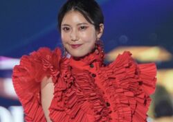 “令和の峰不二子”阿部なつき、8頭身美ボディに視聴者うっとり「スタイル抜群」スカートから覗く美脚にも反響