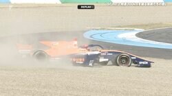 止まらない！タイヤロック→激突 一瞬で“2台同時リタイア” 白煙を巻き上げ突っ込む瞬間に騒然「ミサイルか」