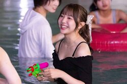 水着姿が可愛すぎる現役女子大生、夜のプールで鬼モテイケメンに積極アタック「よそ見はしませんよ」