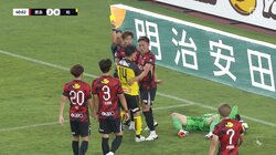 「ふっとばされた」1人で2人をなぎ倒す“強烈接触”がイエローカードでファン物議「レッドだろこれ」「あれ止まれは無理やろ」