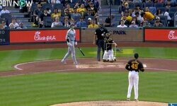 大谷翔平は一体、何を考えてるのか…！？ 打席を外して一瞬見せた“意味深ジェスチャー”にファン注目「野球サイボーグっぽいw」「球筋を見極めた？」