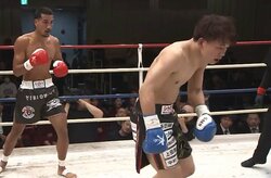 「レフェリー止めてよ」王座戦で挑戦者が突如、背走の異例事態 とどめの“一撃”で衝撃KO決着も反響さまざま