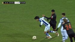 大丈夫か？久保建英、ドリブル中にガッツリつま先を踏みつけられて転倒悶絶→大ブーイング「怪我させないでくれよ」