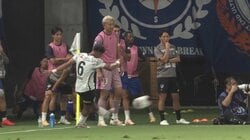 完璧過ぎる軌道…！24歳元日本代表DF、ドンピシャクロスで先制点演出「完全復帰」「めっちゃいいクロス」