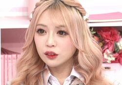 人気キャバ嬢、地元が一緒の有名芸能人明かす、実家にある超目立つ愛車に衝撃「でっかい耳が…」