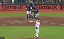 球場騒然… 菊池雄星、魂の雄叫び&ガッツポーズ！ “腕組み男”がドン引き… 3打席連続三振に「これはエース」