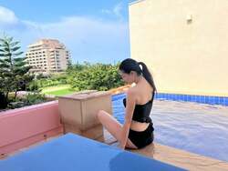  橋本マナミ、宮古島のプールサイドでの黒い水着姿を公開「30代最後の一年」 