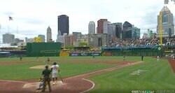 川に“爆速着水”！ 怪物打者、“198キロ場外弾”でまさかの光景「怪我人でるわ」「笑うしかない」計測史上最速… オニール・クルーズが“超弾丸アーチ”