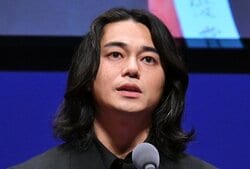 東出昌大、“仙人のような表情”で役者としての苦悩を吐露…主演男優賞受賞ステージで答えの出ない問いを一人語り