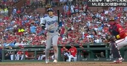 大谷翔平に何が起きた…！？ スイング後に“異変”「キャッチャー、ヤバい！」 激レアすぎる“出塁シーン”に球場騒然