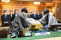 藤井聡太王将がリード広げるか 先手番の羽生善治九段が追いつくか “世紀のタイトル戦”第2局対局開始／将棋・王将戦七番勝負