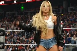 「顔はやめてあげて」美しき“悪女”レスラー、因縁相手をマイクで殴打 “半失神”状態に「すげえ音した」ファン悲痛