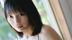 ideal peco・夏目綾がスレンダーボディで魅了 『ヤングキングBULL』初登場＆巻頭グラビア11P