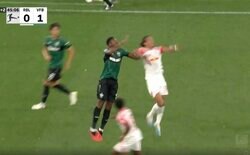 衝撃！頭から流血… 仁義なきヘッドバッド対決が勃発　壮絶な空中戦でライプツィヒFWがピッチに倒れ込む衝撃的瞬間