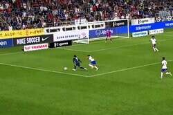 「三笘だけは別格」三笘薫、急加速の縦突破→ノールックのクロスで好機演出「あの体勢から上げ切るのすごい」ファンが沸いた瞬間