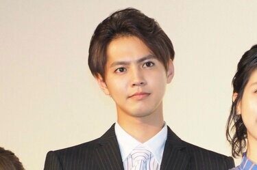 片寄涼太、25歳の誕生日に幼少期の親子ショットを公開「かわいいチビ