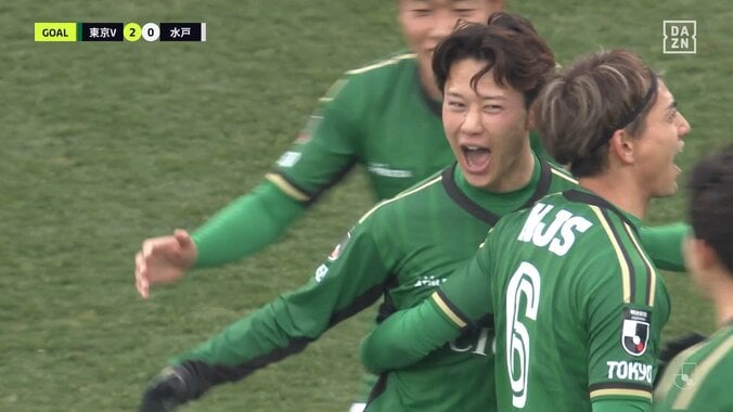 マジックかよ！DF2人の股を抜く驚愕の“ダブル股抜きシュート”が話題「テクえぐいって」圧倒的個人技にファン脱帽 5枚目