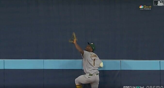 【写真・画像】球場騒然！ 大谷翔平、爆速高速ゴロで“まさかの光景”「危険すぎ」「スゴい音」 “火の玉打球”を相手野手が止められない　1枚目