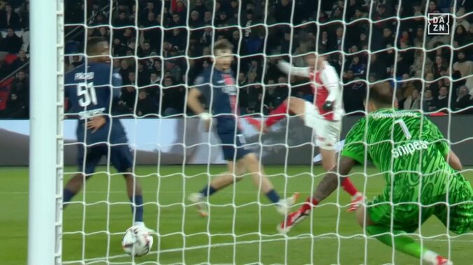 【映像】南野拓実、PSG守備陣を引き裂く高速シュートパス炸裂