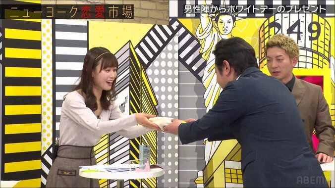 錦鯉・渡辺、西澤由夏アナに大量の“オモシロ靴下”をプレゼント「興奮するんです」 3枚目