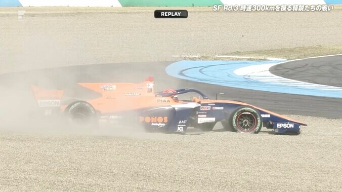 【写真・画像】何が起きた？ スロー走行→脱輪…まさかのミスにドライバー“憮然”の瞬間「タイヤがハマってないよ！」　1枚目