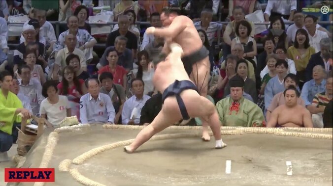 一人横綱・鶴竜に土…場所前に結婚発表の勢が自ら祝う金星ゲット！ 1枚目