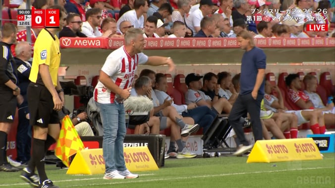 「ルール的にアリなの？笑」新監督の“斬新すぎる服装”にツッコミ殺到！「もはやサポーターw」史上初の珍事にケルン指揮官は「スリムに見えると思ったけど…」 2枚目