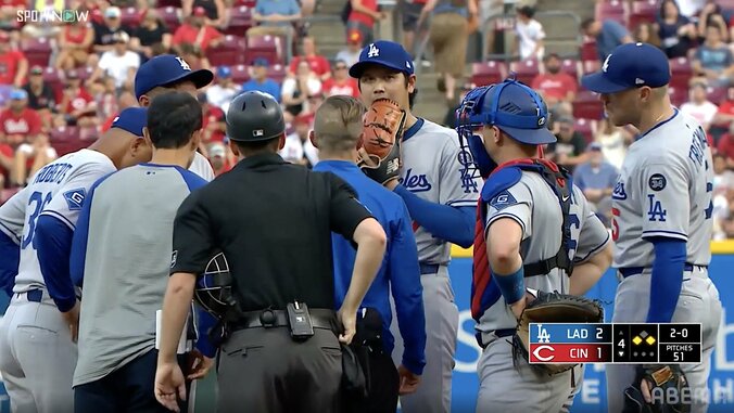大谷翔平を「ポンってした」フリーマンの“行動”に反響 「心配そうな表情」を見せる大谷へ…マウンドで見せた“絆” 3枚目