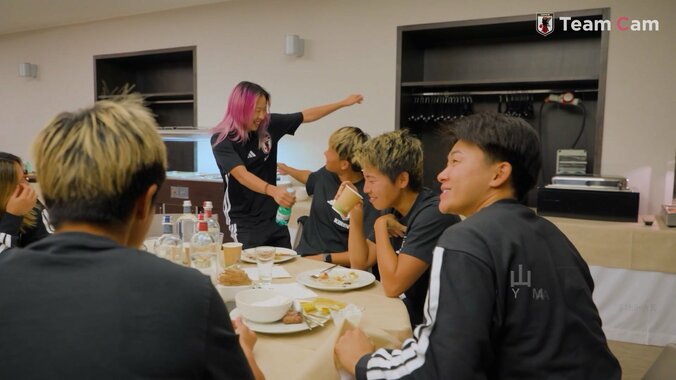 「泣けてきた」なでしこ復帰の清水梨紗と遠藤純、チームメイトと感動ハグ「待ってました！」「秘密兵器だ」再会の舞台裏が話題 5枚目