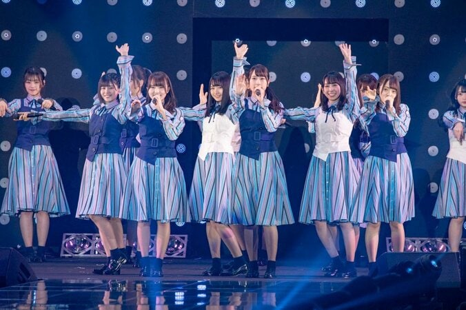 日向坂46が平成最後の『TGC』で3曲ミニライブ、濱岸ひよりが初ランウェイで笑顔を見せる 31枚目