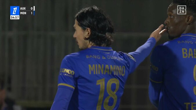 「めっちゃ怒ってる」南野拓実、一触即発！怒り露わのフェイスオフ「何言われたんや？」スローイン妨害→激昂した瞬間 4枚目