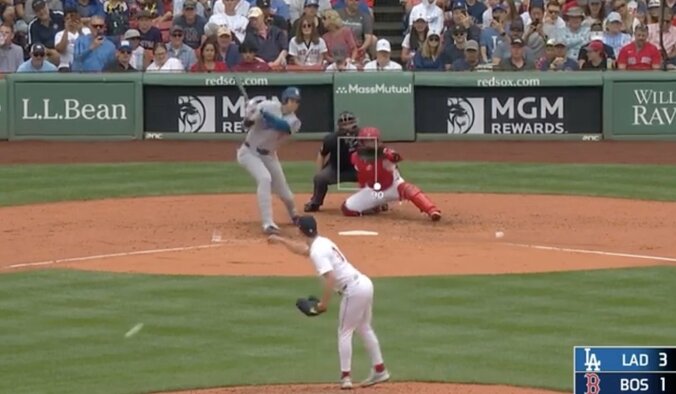 【写真・画像】何が起きた？ 大谷翔平、爆速打球で“想定外のハプニング”「怖すぎ」「危険すぎる」弾丸ライナーが審判の頭上を“一瞬で通過”　1枚目
