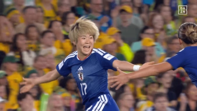 歓喜する浜野まいか