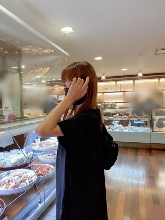  川崎希、デパ地下で買い物をする様子を公開「お惣菜選び」  1枚目