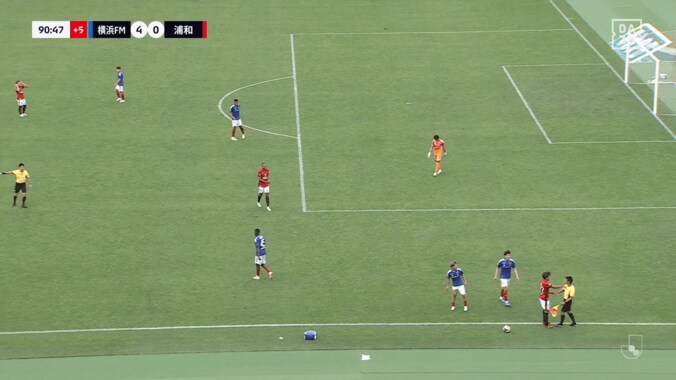 「なぜキレた？」長期出場停止も…浦和MFが副審を小突き一発退場「手を出すのは愚か」「何やってんだよ」まさかの暴挙に批判 3枚目