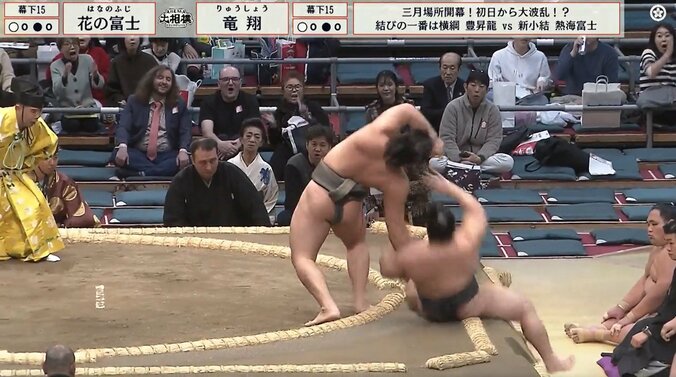 「笑っちゃってるじゃん」土俵際で何が？ 敗れた力士の“敵ながらあっぱれ”な表情が話題 逆転劇での一コマ 3枚目