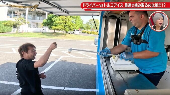 58歳現役レーサーが「砕いた」 まさかの“クラッシュ”に騒然、“鷲掴み”オーバーテイクで持ち前の反射神経発揮も「これは強引すぎる」 3枚目