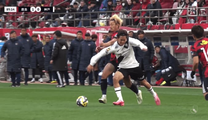 激昂！ 鈴木優磨が“鬼の形相”で主審に猛抗議「おばあちゃんに怒られるぞ」「小学生もイエローをもらった瞬間に…」今季初警告で鹿島ファン全員が心配した瞬間 4枚目