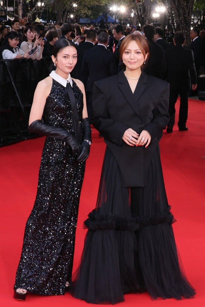  深いスリットから美脚スラリ！柴咲コウ、圧巻のオーラでレッドカーペットを席巻 5枚目