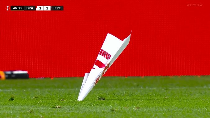 鈴木唯人もびっくり？ サッカー欧州リーグ、ピッチに“謎の飛来物”突き刺さり試合中断の珍事「スタンドからこの距離を」実況も驚く 4枚目