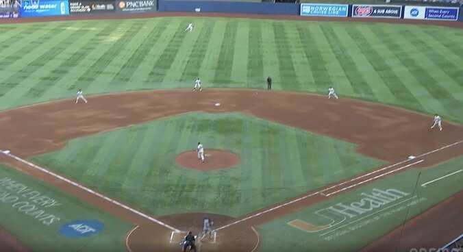 【写真・画像】何が起きた？ 大谷翔平に“想定外のハプニング”「珍しいな」「どうした」 内角球を強引にフルスイング→超長尺バットが折れる　1枚目