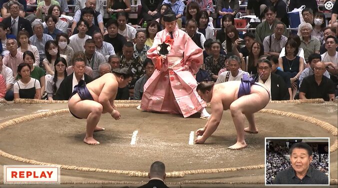 黒のノースリーブにネックレス姿で体育座りの小谷さん