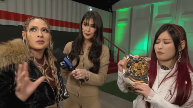 ジュリア（写真左）がイヨらと舌戦