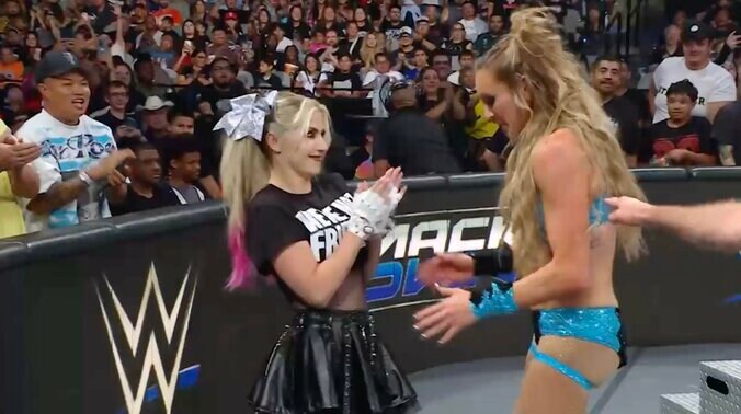 パートナーのアレクサ・ブリス（写真左）も満足げ